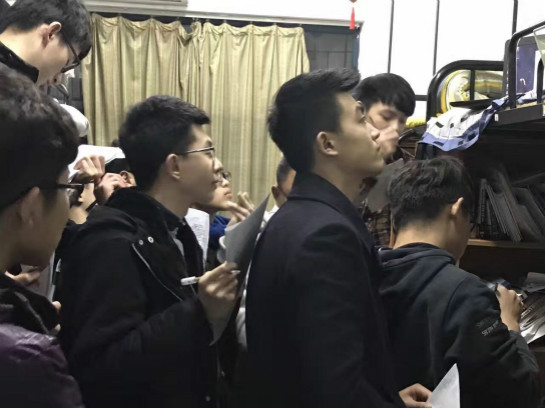 膜拜吧！这才是真学霸 坐寝室上铺讲课 (组图)