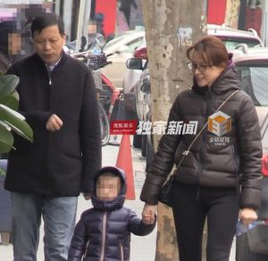 董卿素颜携子买新衣 她的春节比谁都早 (组图)