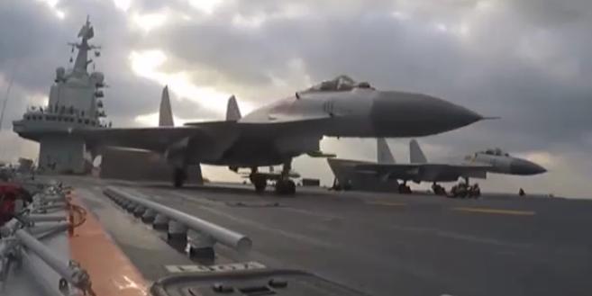 新年第一天,辽宁舰编队在南海进行着舰起飞训练