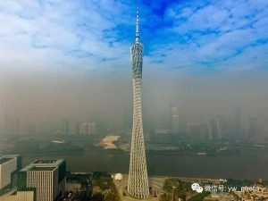 天堂地狱的距离！广州塔顶蓝天白云 城市雾霾垄罩