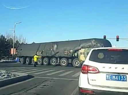 解放军王牌洲际导弹现身市区 港媒:时间敏感(图)