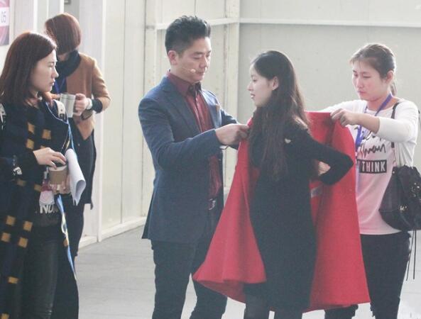 刘强东为母亲下长寿面 奶茶妹妹:在家都是他做饭