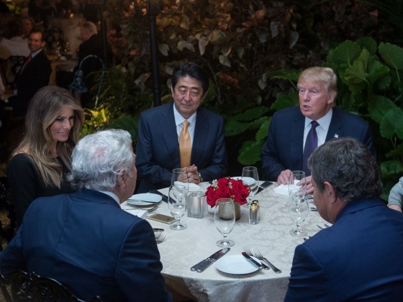 棕榈滩豪宅盛宴 安倍入座险出错(组图)