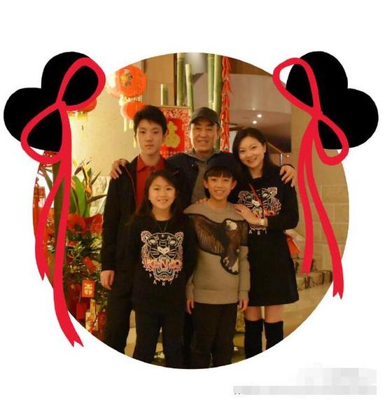 张艺谋新春拍全家福 一家五口其乐融融  (图)