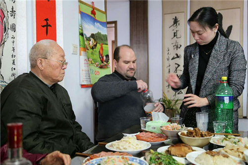 法国小伙陪中国媳妇儿回娘家过年 用河南话拜年