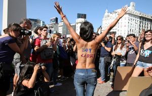 几十名阿根廷女子半裸游行 抗议日光浴禁令(组图)