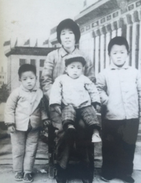 王宝强晒30年前后全家福:一家人全长一个样(图)