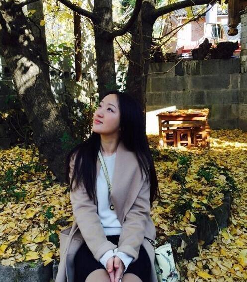 刘晓庆深夜喂食好有爱,但怎么脸比灯还亮?(图)