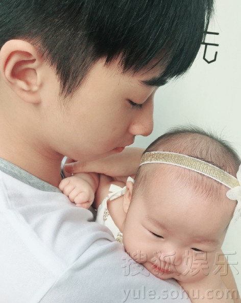 实力妹控!伊能静儿子亲吻妹妹画面超暖 (组图)