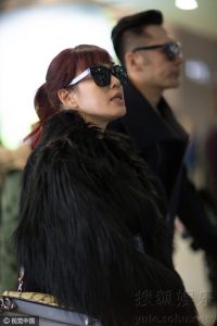 钟丽缇全黑look帅呆了  与张伦硕十指紧扣狂虐狗