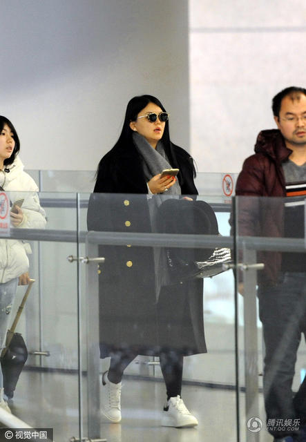 李湘一身黑装难掩臃肿身材 手挽名包派头十足(图)