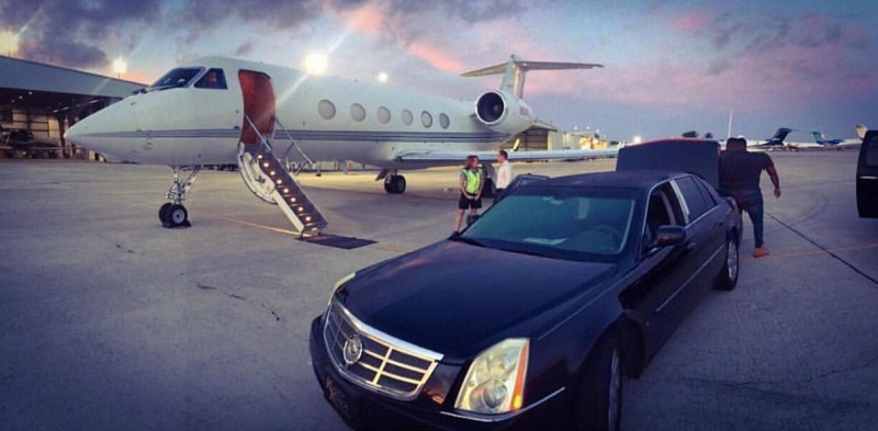 看看有钱人家的保镖如何炫富!跑车美女相伴(图)