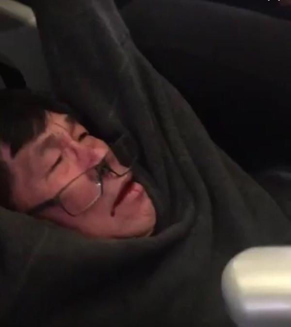 美联航乘客披露更多细节:被拖离乘客本愿让座