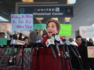 美联航暴力事件关乎族裔 更关乎人权(图)