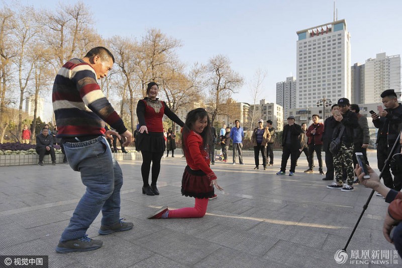能回春?河南魔性广场舞走红 被紧急禁令叫停(视)