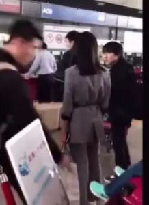 宋茜机场排队被老大爷“怒怼”:装什么大明星(图)