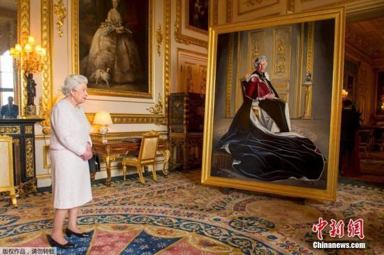 白金汉宫电话接不完 女王聘接线员年薪超2万英镑