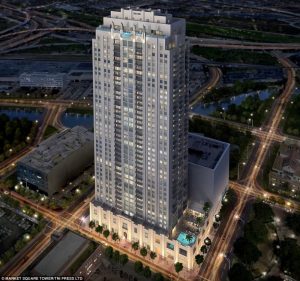 美国42层高楼悬空玻璃泳池  网友：游泳全凭勇气