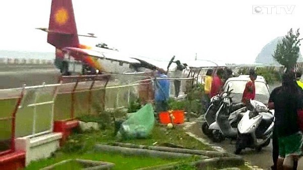 台湾德安航空飞机降落冲出跑道 乘客惊慌逃出(图)