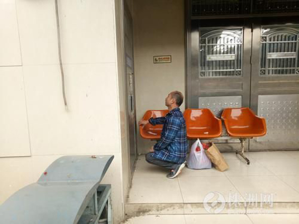 多地"蹲式窗口"整改 网友:感谢达康书记 (组图)