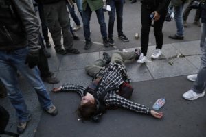 法国大选首轮投票结束 巴黎街头现示威冲突(组图)