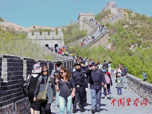 4名意大利警察在长城巡逻 不携带武器(高清组图)