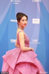 刘亦菲大摆裙惊艳亮相北京电影节 小腹平坦(图)