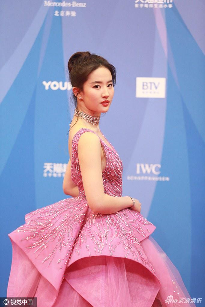 刘亦菲大摆裙惊艳亮相北京电影节 小腹平坦(图)