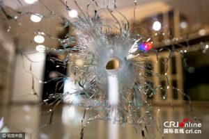 法国香榭丽舍大街枪击案 玻璃弹孔触目惊心(组图)