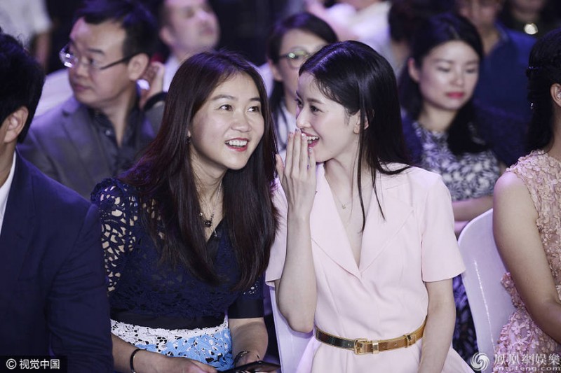 超亮眼!当奶茶妹妹在一群贵妇们当中…(组图)