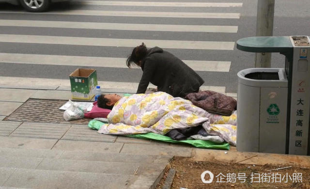 她戴金耳钉跪地乞讨,见警察爬起来就跑(组图)