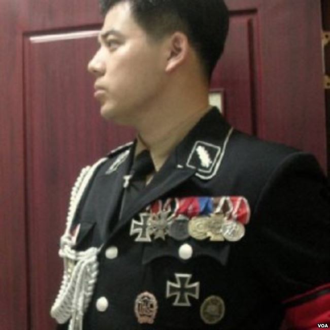 中国警察成网红 穿日军,纳粹军服 放言&quot;射杀公知&quot;