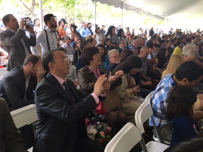 毕业季到了 中国留学生家长亲友观礼团超壮观!