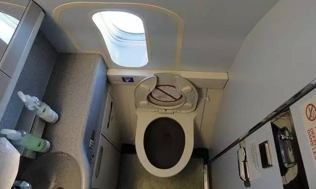 被乘客上厕所臭到 机长决定立刻“返航”紧急降落