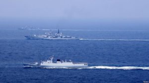 两架中国战斗机在东中国海危险逼近美国飞机(图)