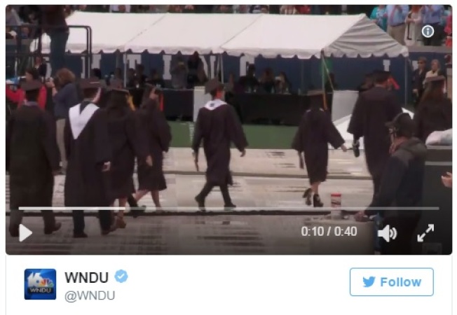 尴尬一幕:彭斯演说,这大学逾百毕业生离场(视)