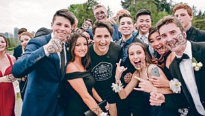 特鲁多温哥华慢跑 意外“闯”毕业派对 合照疯传