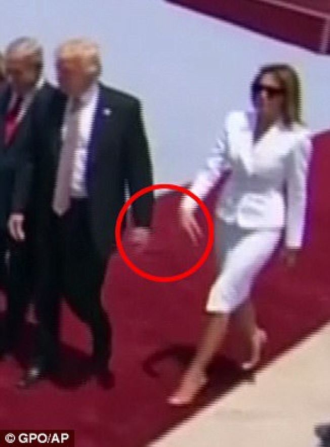 川普红毯上被"甩":梅拉尼娅一把拍开他的手(视频)