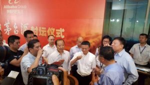 马云自曝 半夜醒来先摸手机而不是老婆(图)