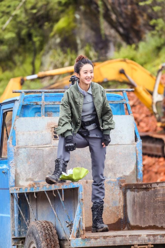 什么情况？吴亦凡搬砖 赵丽颖跨腿显豪迈