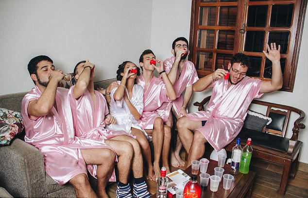 辣眼睛!女程序员找不到闺蜜 请了五个男人当伴娘