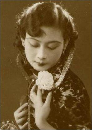 她是胡蝶之女,27岁嫁给76岁老人晚年皈依佛门