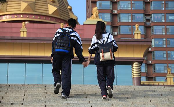 家长恼火!十岁女儿开始恋爱了 叫对方"老公"(图)