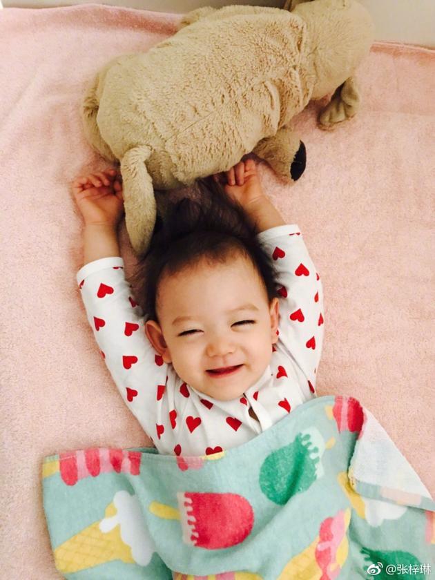 萌化了!张梓琳晒娃赖床 胖妹发型炸毛眼睛会笑