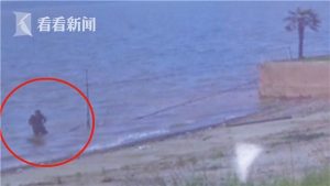 男子开豪车冲入河中 淡定上岸喝酒离开 (组图)