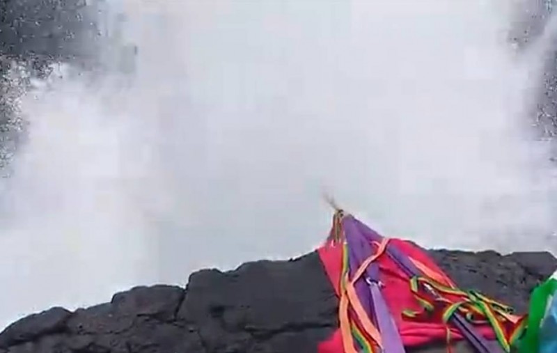 命悬一线!女子走钢丝时 一个巨浪打来 (组图)