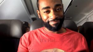 为证明地球是平的,这位"民科"把水平仪带上飞机…