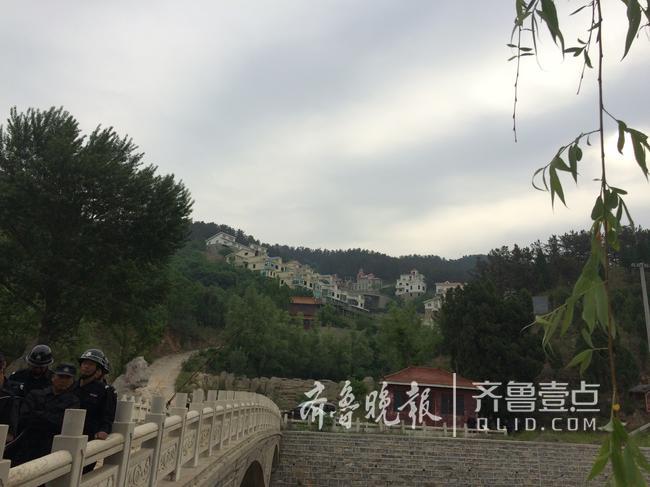 济南一村内违建豪华别墅群 官方出动700余人拆除