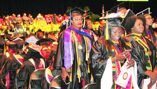 教育部长参加黑人大学毕业典礼演讲遭嘲骂(视频)