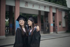 中国学霸双胞胎姐妹哈佛毕业 穿学位服很美(组图)